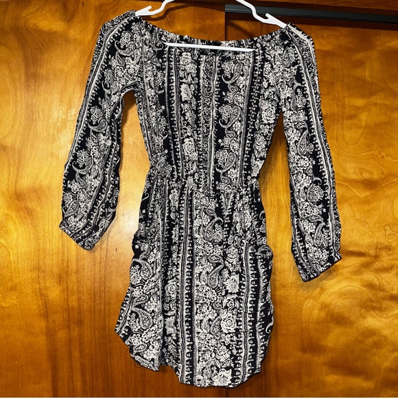 Billabong Dresses & Skirts - Billabong Black and White Patterned Dress with Pockets
